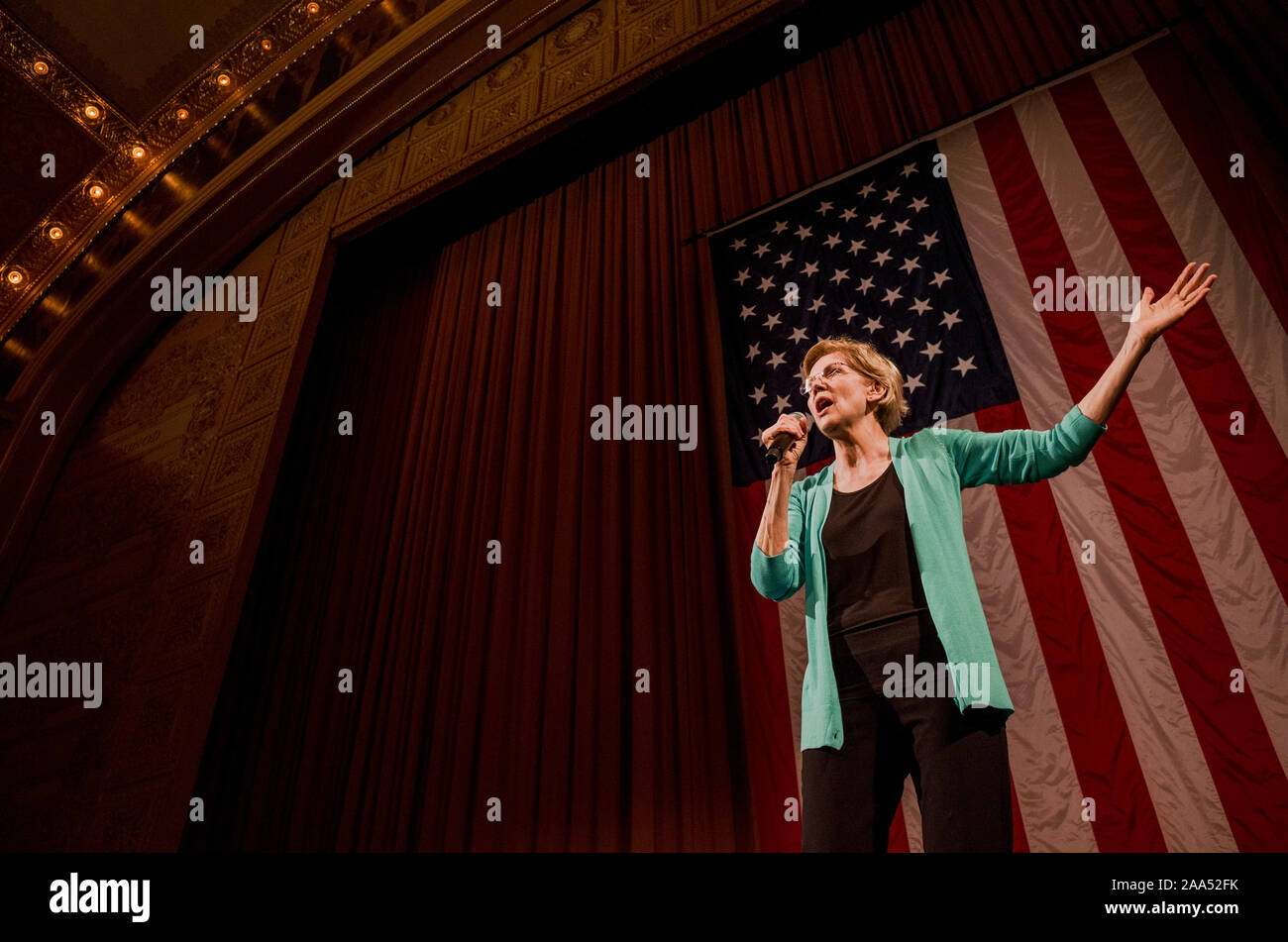 Partito democratico candidato presidenziale Elizabeth Warren offre il suo discorso di un moncone di un intero Teatro Auditorium a Chicago, Illinois, STATI UNITI D'AMERICA 29 giugno 2019 Foto Stock