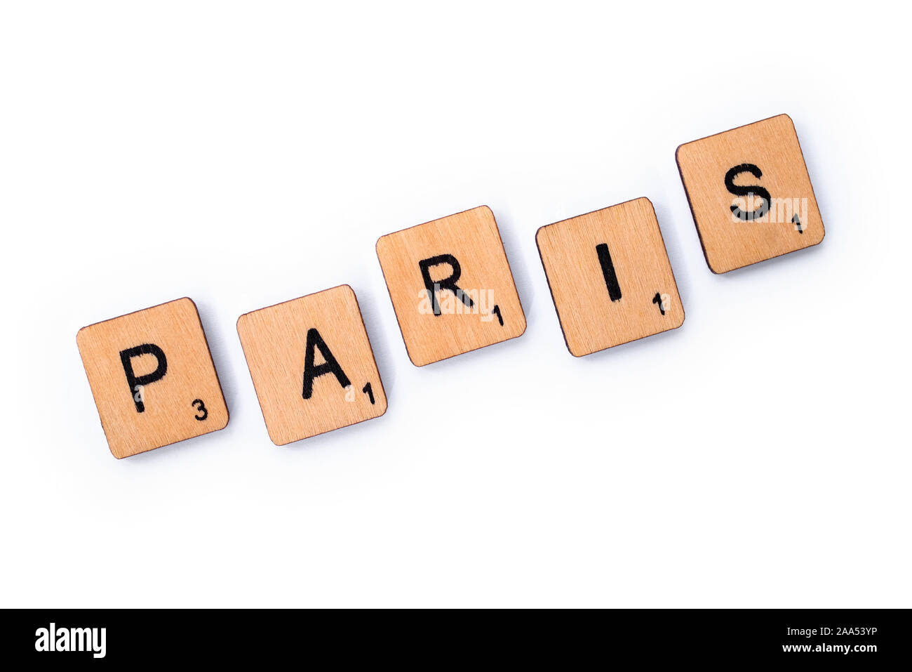 London, Regno Unito - 13 Giugno 2019: La parola parigi, farro con lettera in legno piastrelle su uno sfondo bianco. Foto Stock