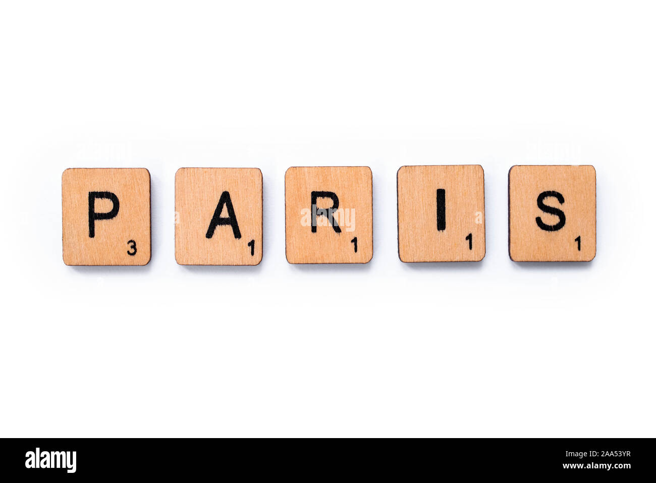 London, Regno Unito - 13 Giugno 2019: La parola parigi, farro con lettera in legno piastrelle su uno sfondo bianco. Foto Stock