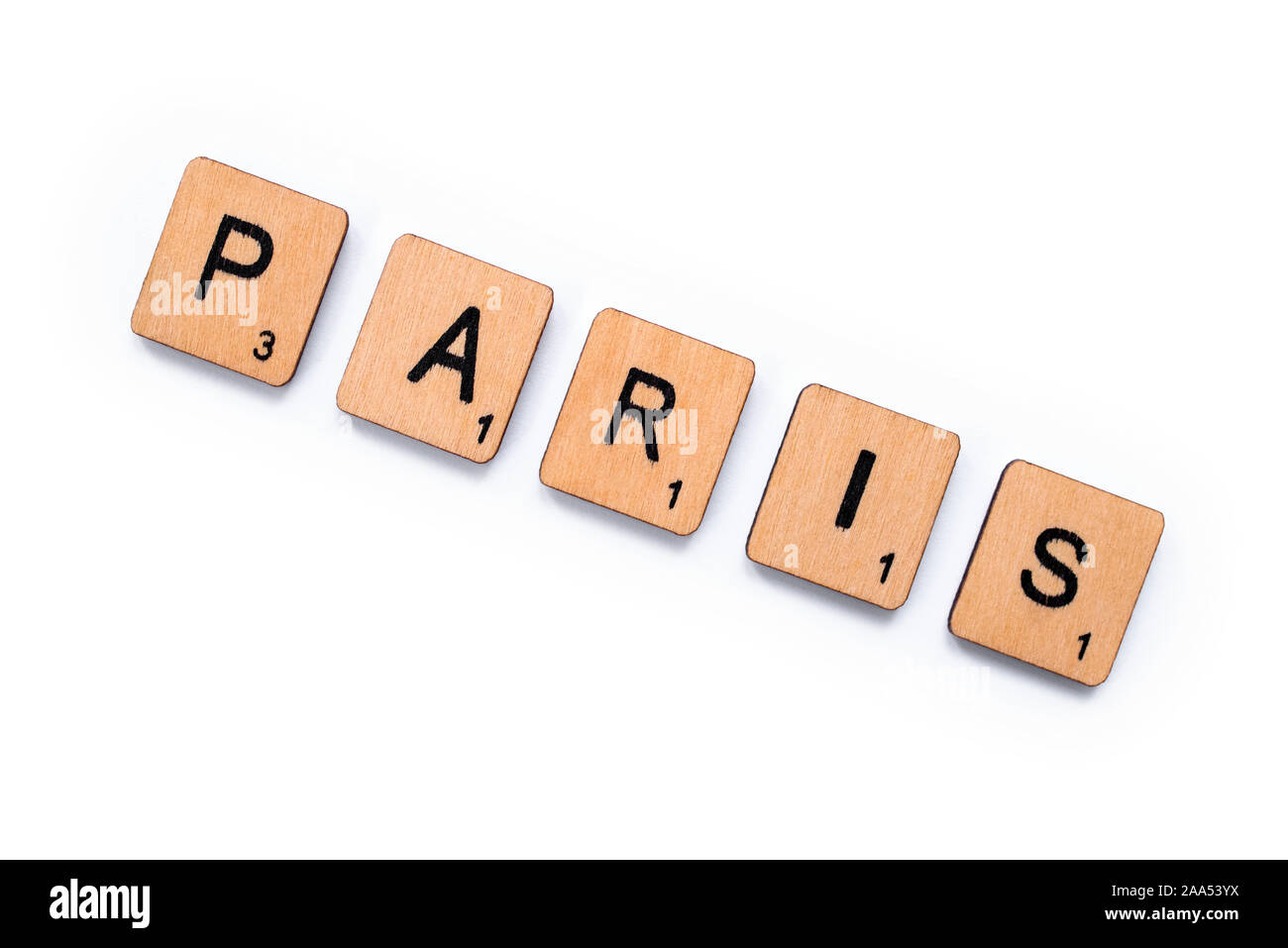 London, Regno Unito - 13 Giugno 2019: La parola parigi, farro con lettera in legno piastrelle su uno sfondo bianco. Foto Stock