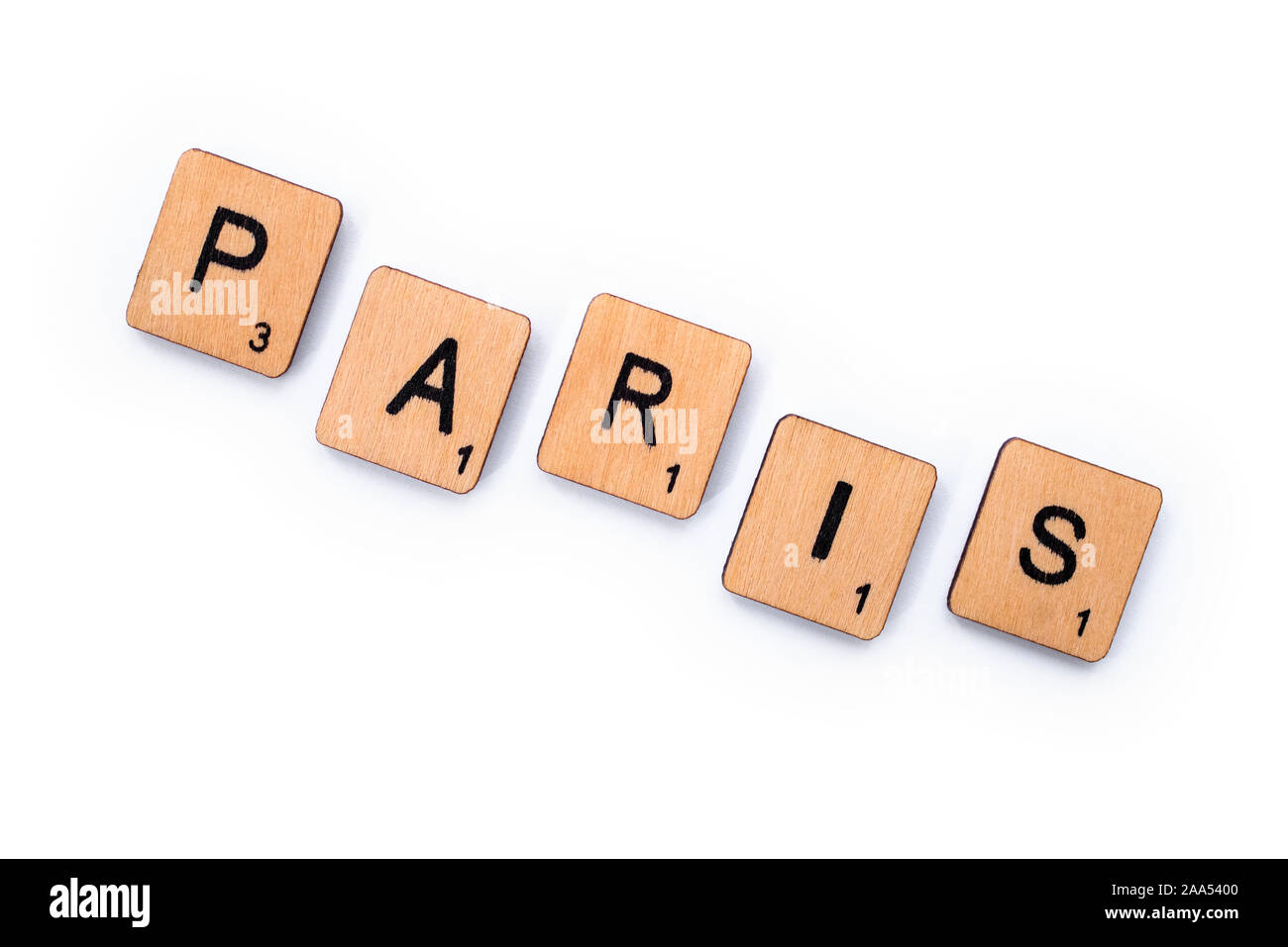 London, Regno Unito - 13 Giugno 2019: La parola parigi, farro con lettera in legno piastrelle su uno sfondo bianco. Foto Stock