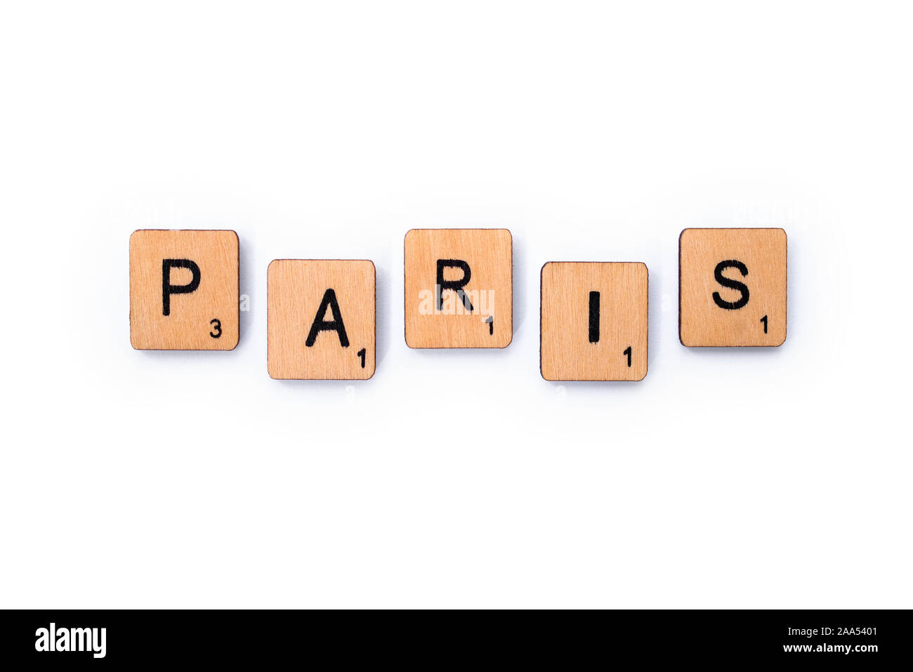 London, Regno Unito - 13 Giugno 2019: La parola parigi, farro con lettera in legno piastrelle su uno sfondo bianco. Foto Stock