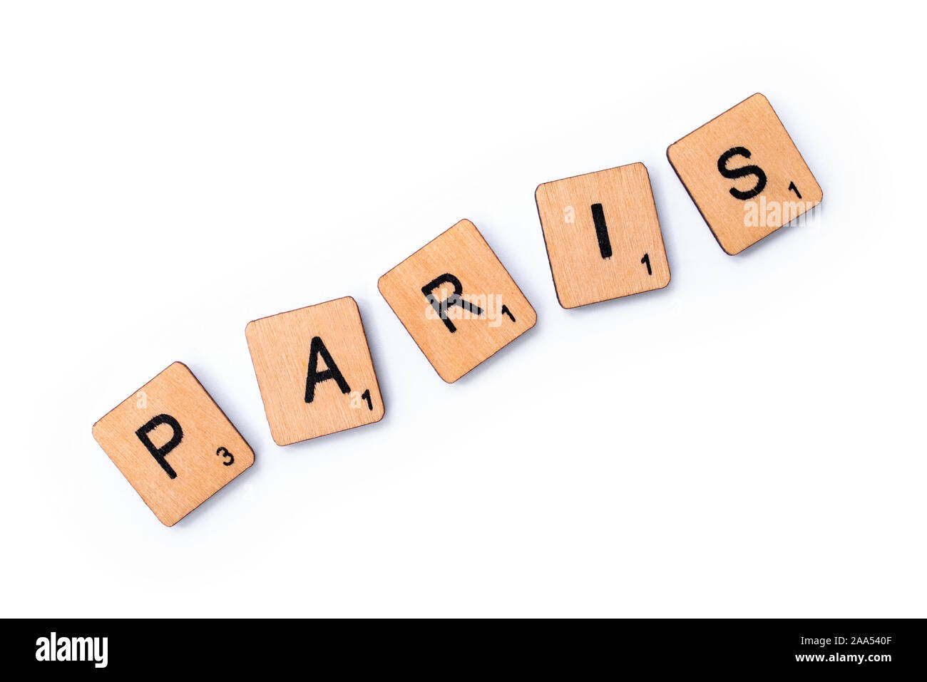 London, Regno Unito - 13 Giugno 2019: La parola parigi, farro con lettera in legno piastrelle su uno sfondo bianco. Foto Stock