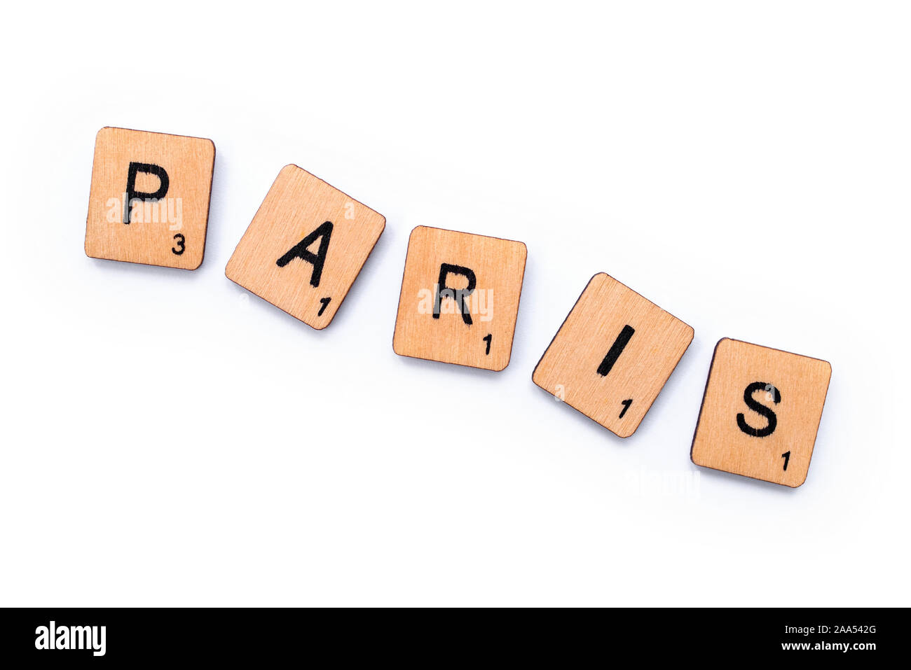 London, Regno Unito - 13 Giugno 2019: La parola parigi, farro con lettera in legno piastrelle su uno sfondo bianco. Foto Stock