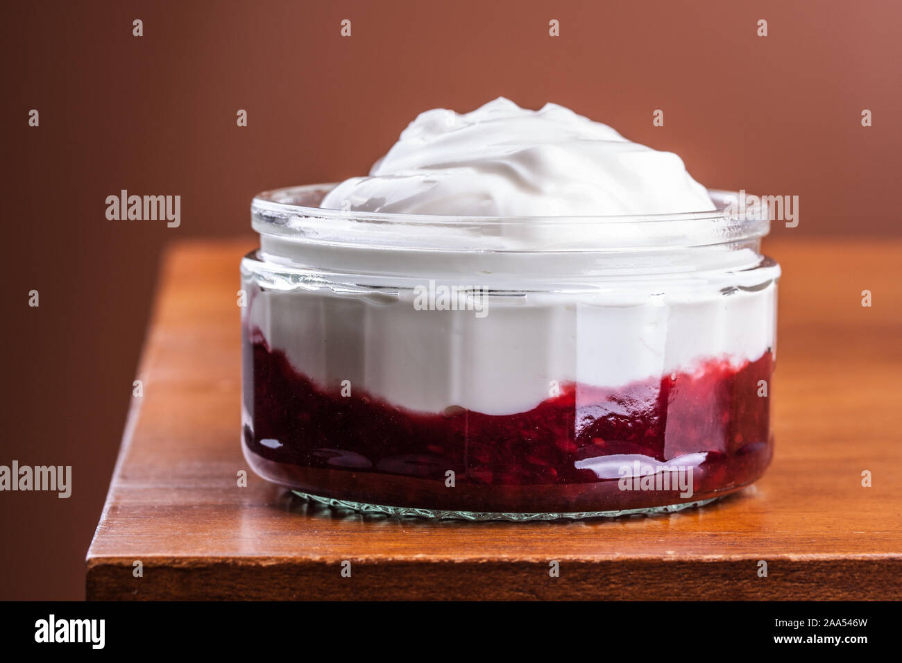 Plain yogurt greco con un delizioso lampone composta come cibo sano Foto Stock