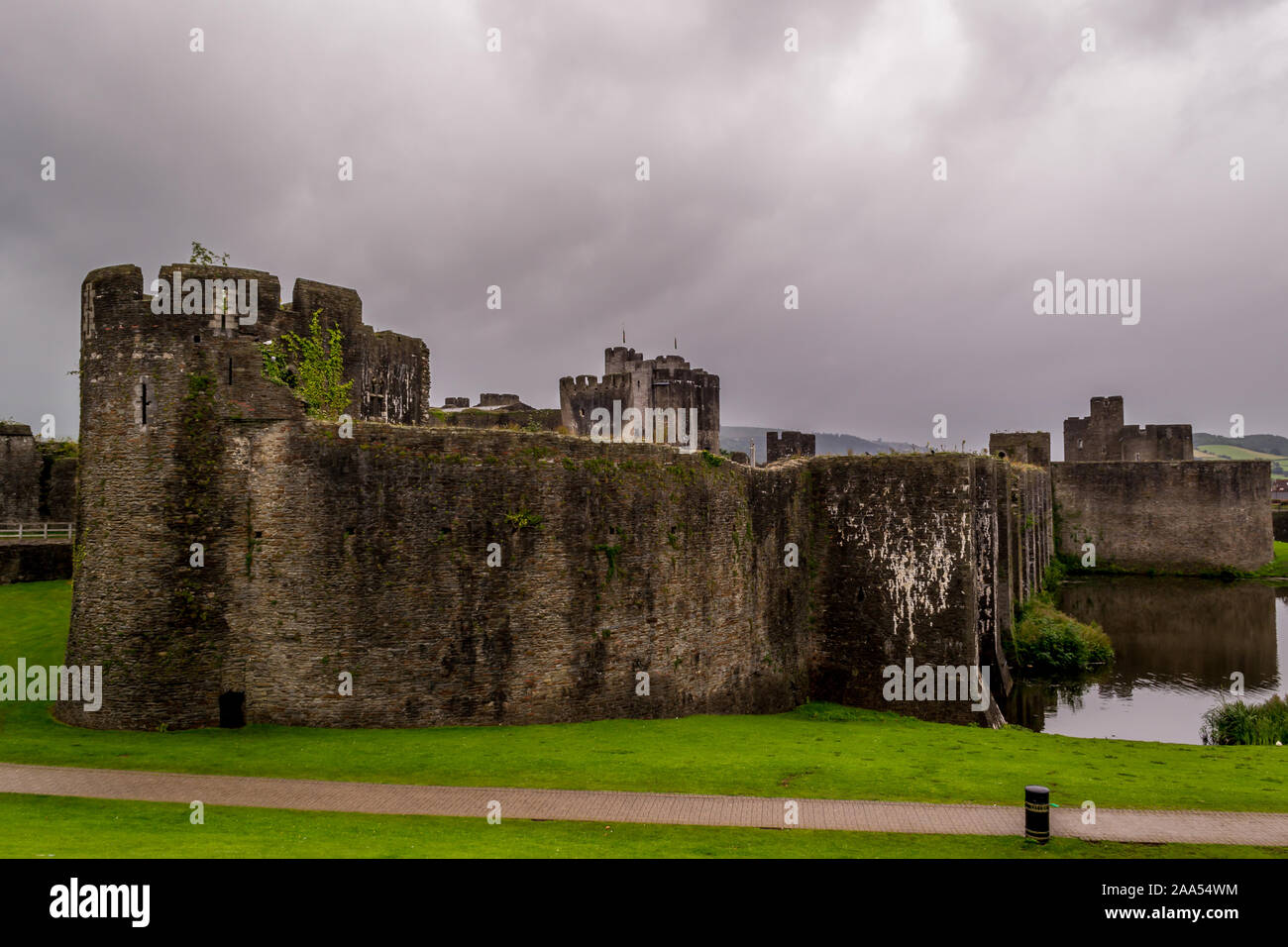 Caerphilly Castle - un castello normanno che si trova nella città di Caerphilly in Galles del Sud. Foto Stock