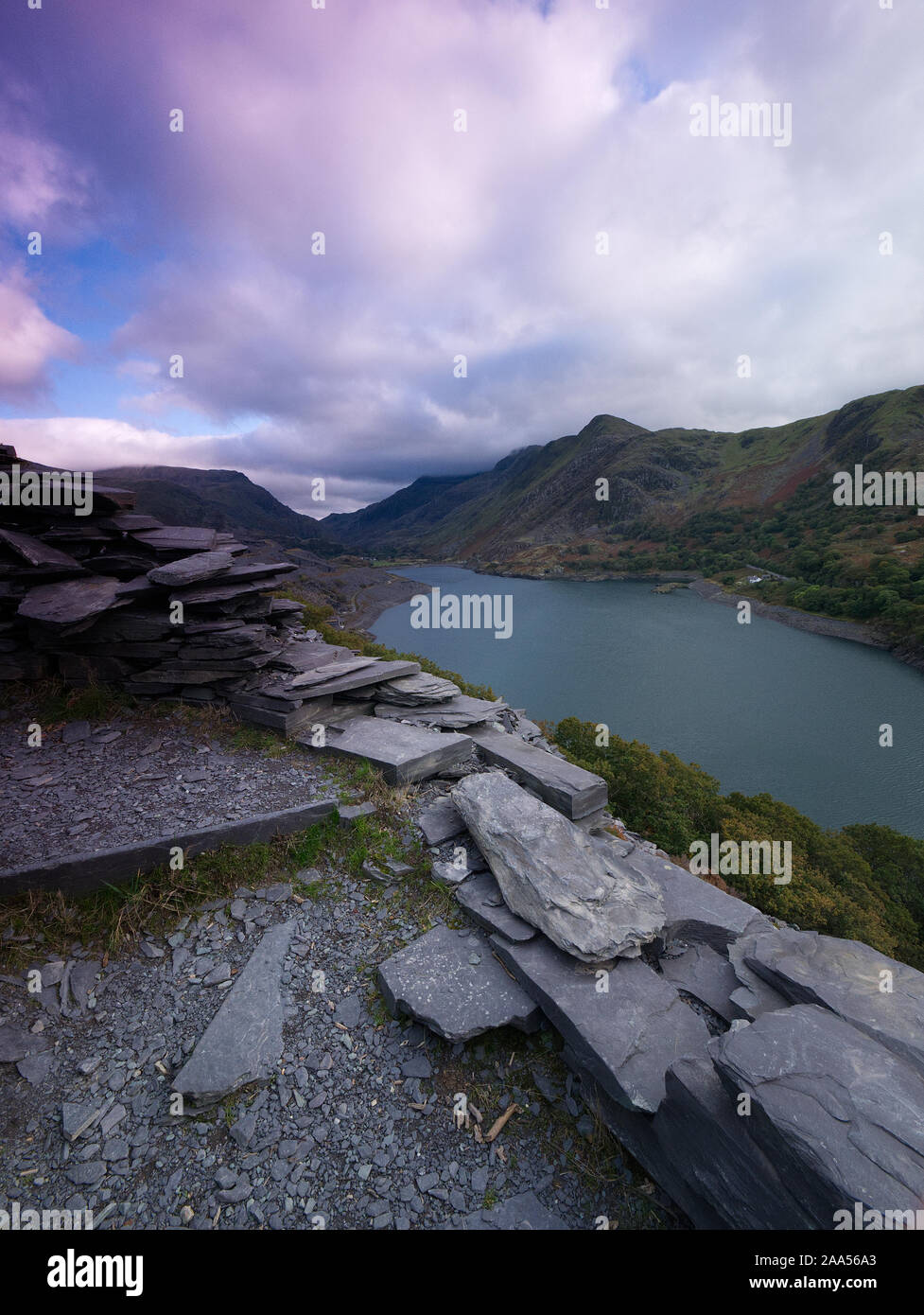 Llyn peris vicino a Llanberis snowdonia da un percorso di ardesia in una miniera Foto Stock