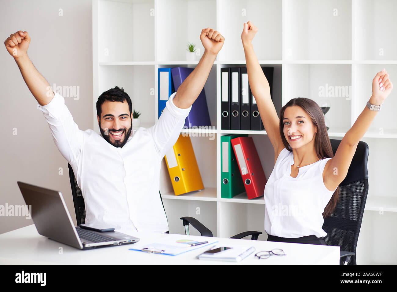 Vista laterale verticale di un uomo e di una donna armwrestling, esercitando pressione su ogni altro, guardando gli occhi in occhi, in lotta per la leadership. Business, la società Foto Stock