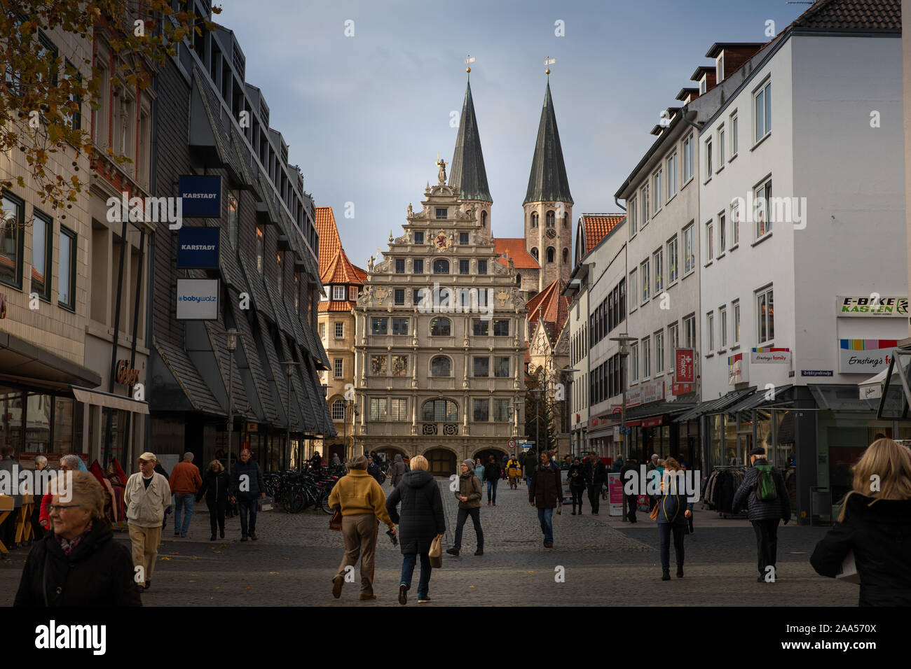Persone che fanno shopping natalizio a Braunschweig, Germania Foto Stock