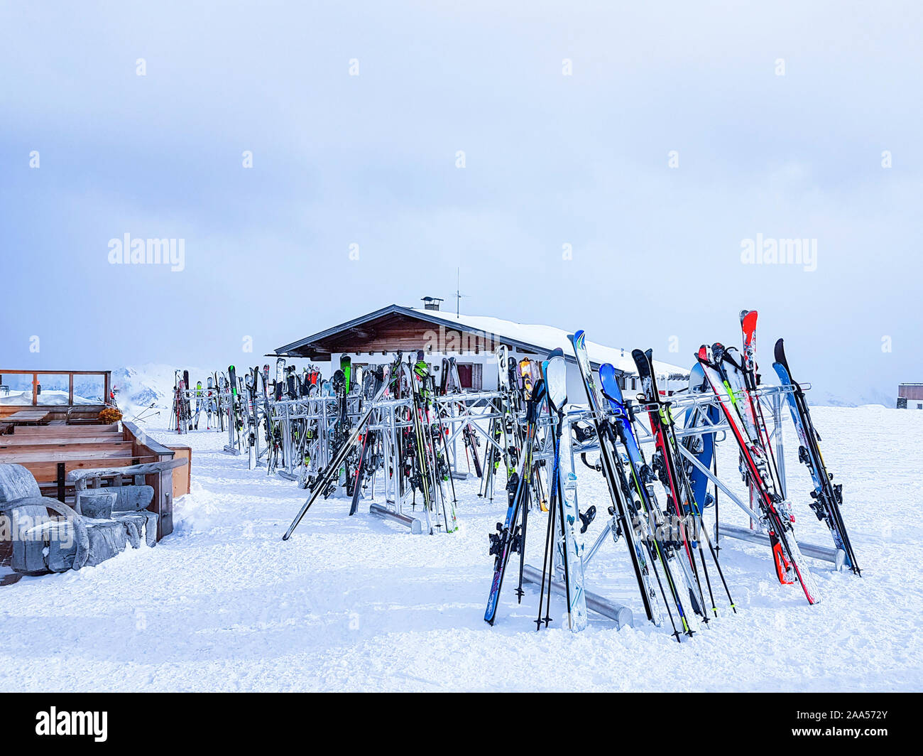 Foto di multi-colore di sci nella neve in inverno resort nel pomeriggio. Sfondo sfocato. Foto Stock
