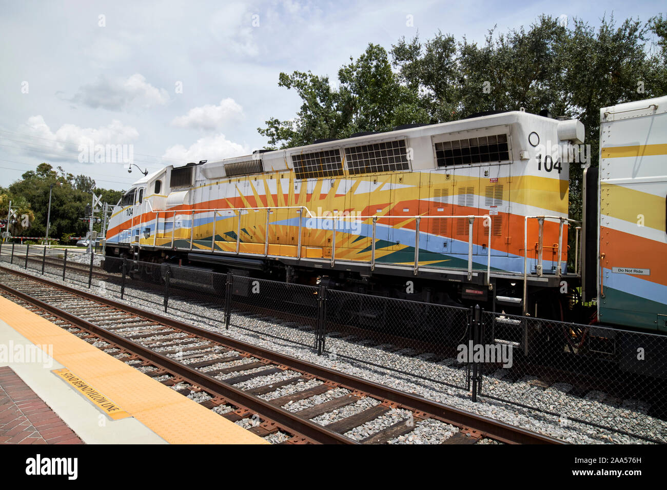 Sunrail mpi mp32ph-q locomotiva del treno stazione di Kissimmee, Florida USA Foto Stock