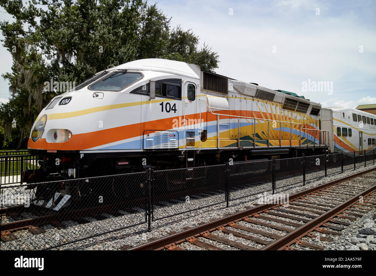 Sunrail mpi mp32ph-q locomotiva del treno stazione di Kissimmee, Florida USA Foto Stock