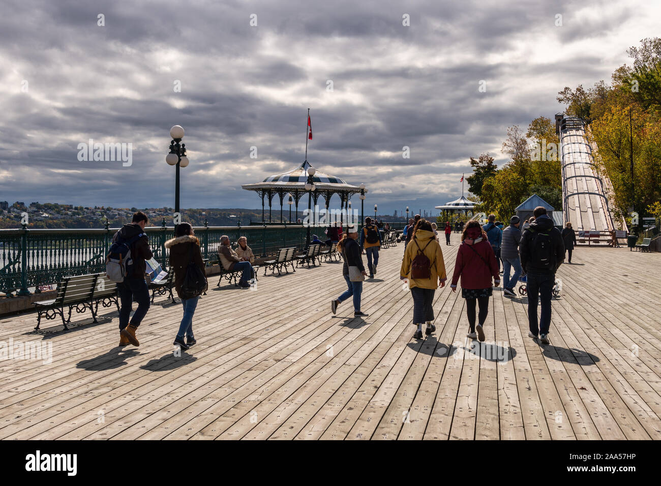 La città di Quebec, Canada - 4 October 2019: turisti a camminare su una strada pedonale vicino a Chateau Frontenac Foto Stock