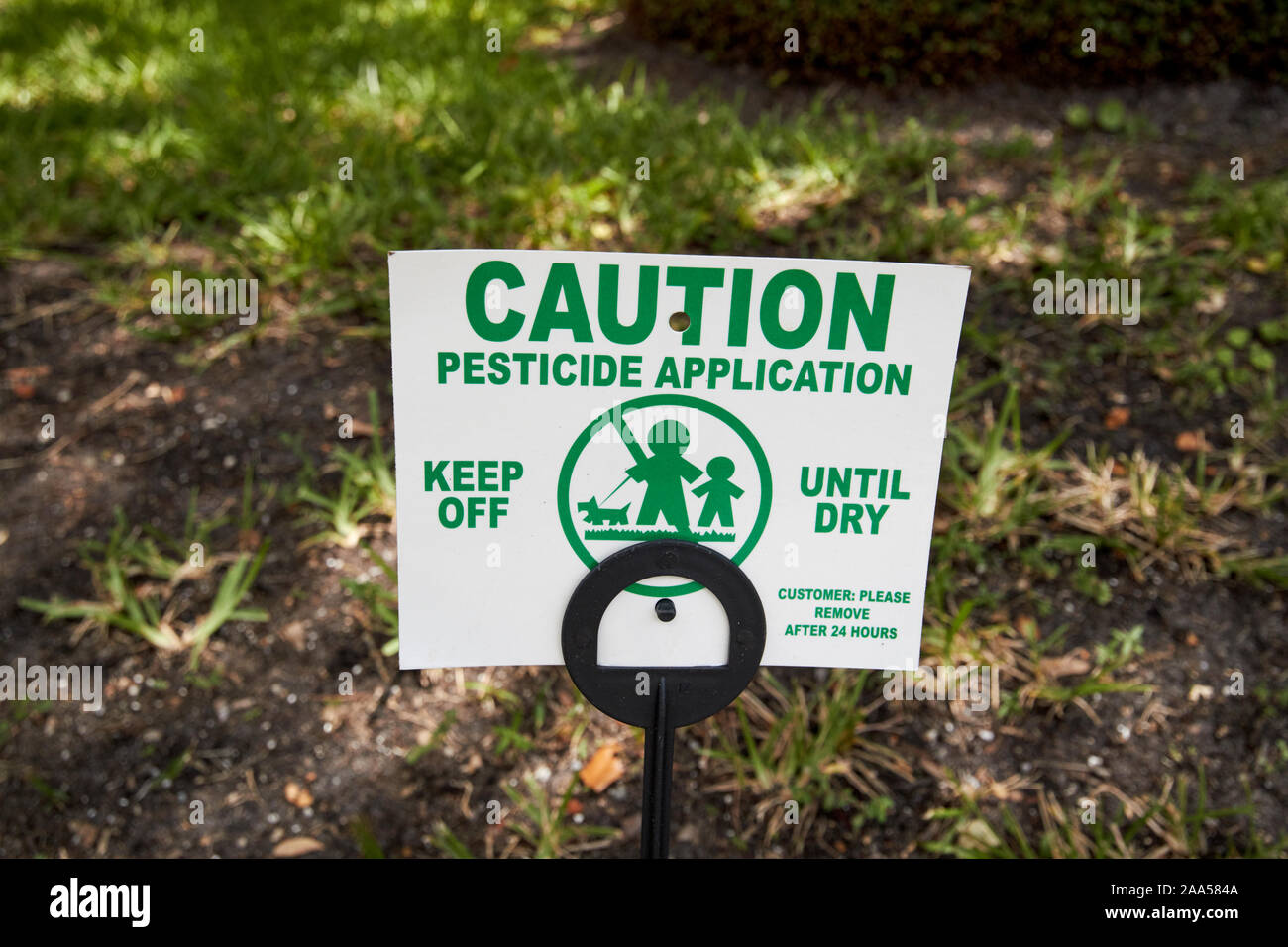 Attenzione firmare per l'applicazione di pesticidi al giardino in Florida usa Foto Stock