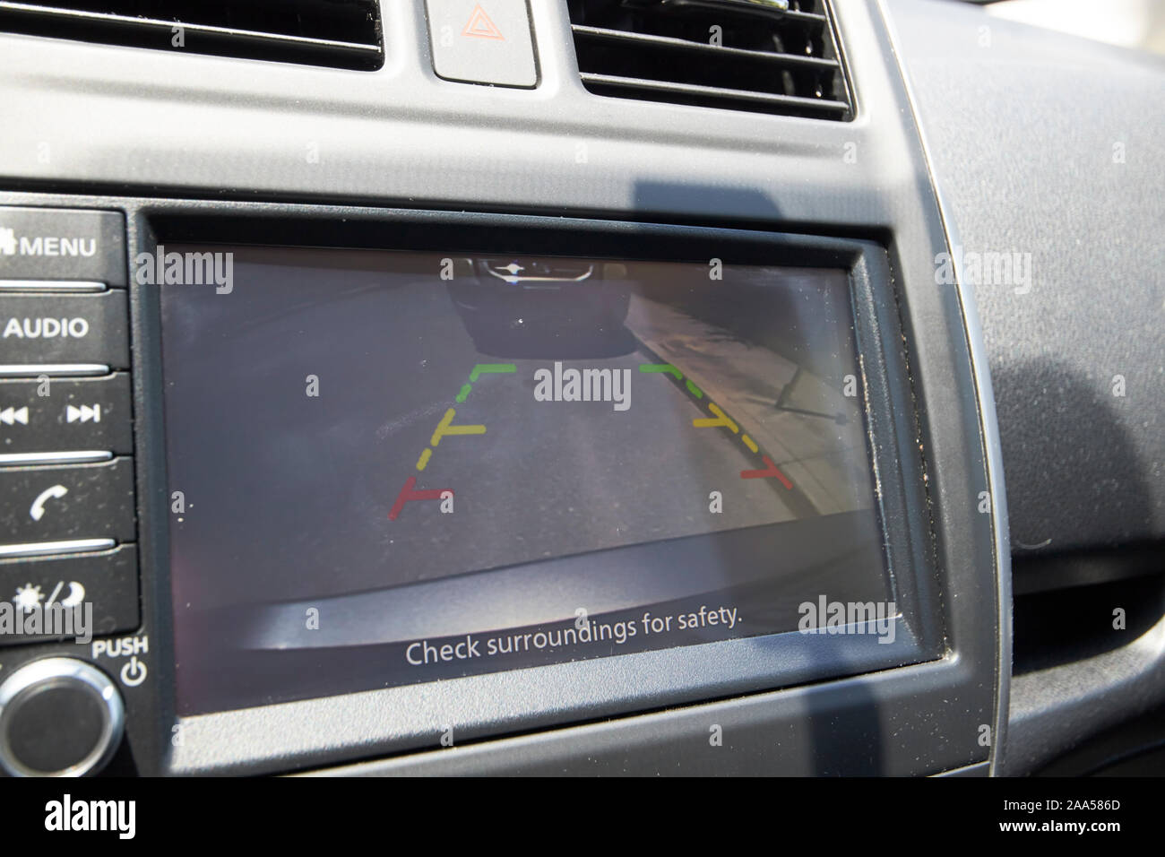 Schermo a sfioramento sul display dello schermo della telecamera di retromarcia in un auto in Florida usa Foto Stock