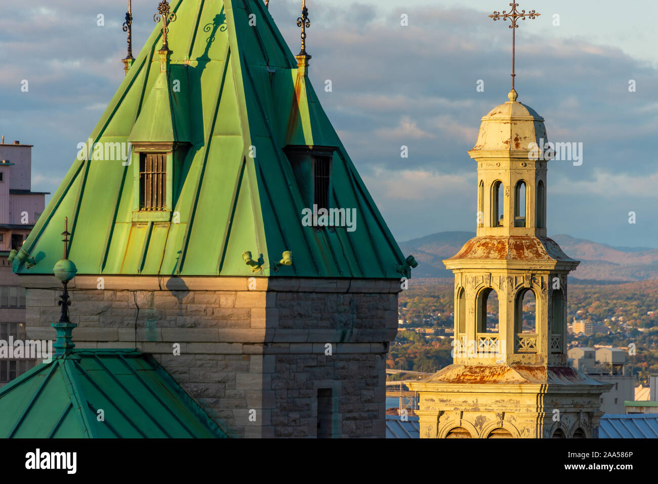 La città di Quebec, Canada - 5 October 2019: Porte Kent (Kent gate) & Chapelle des Jésuites Foto Stock