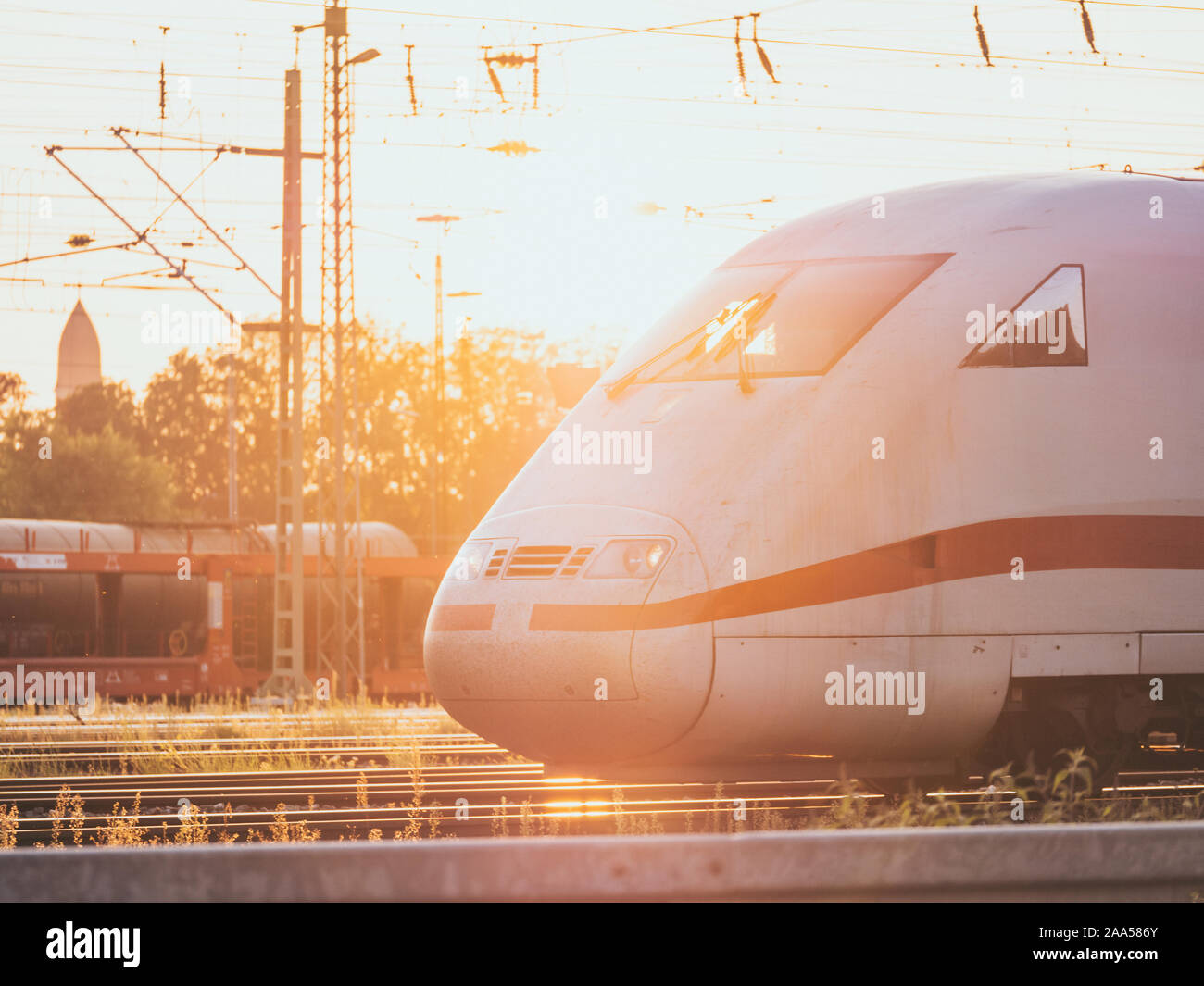 Punta del tedesco ICE il treno ad alta velocità durante il tramonto Foto Stock
