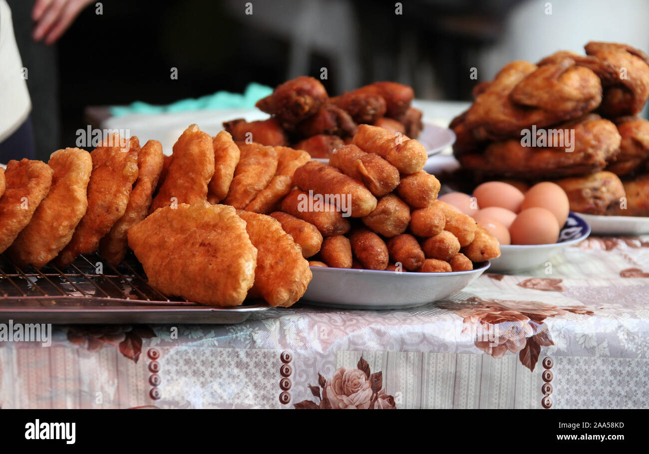 Tradizionali alimenti fritti in vendita in Kirghizistan Foto Stock