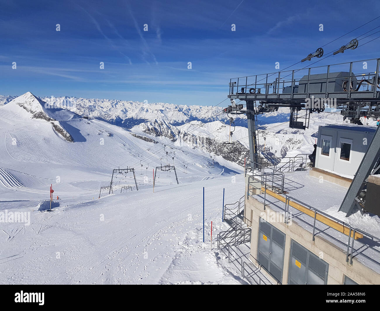 Foto della funivia tra colline innevate su una giornata invernale Foto Stock