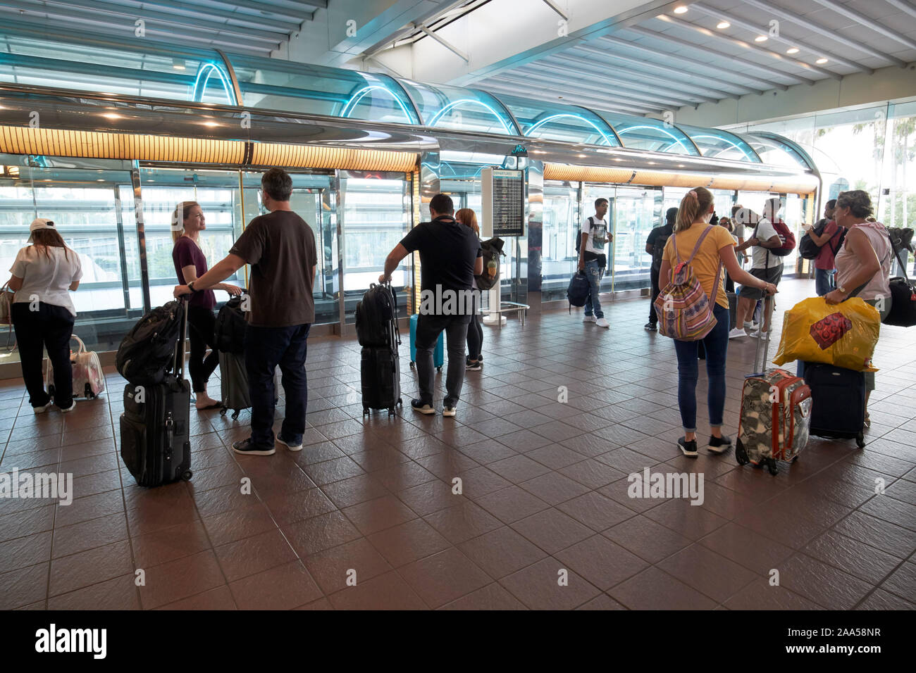 I passeggeri in attesa di inter-terminal del treno di trasporto all'aeroporto internazionale di Orlando Florida usa Foto Stock