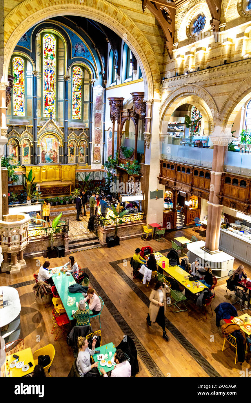 Mercato Mayfair - street market alimentare nella restaurata chiesa di San Marco a Mayfair, London, Regno Unito Foto Stock