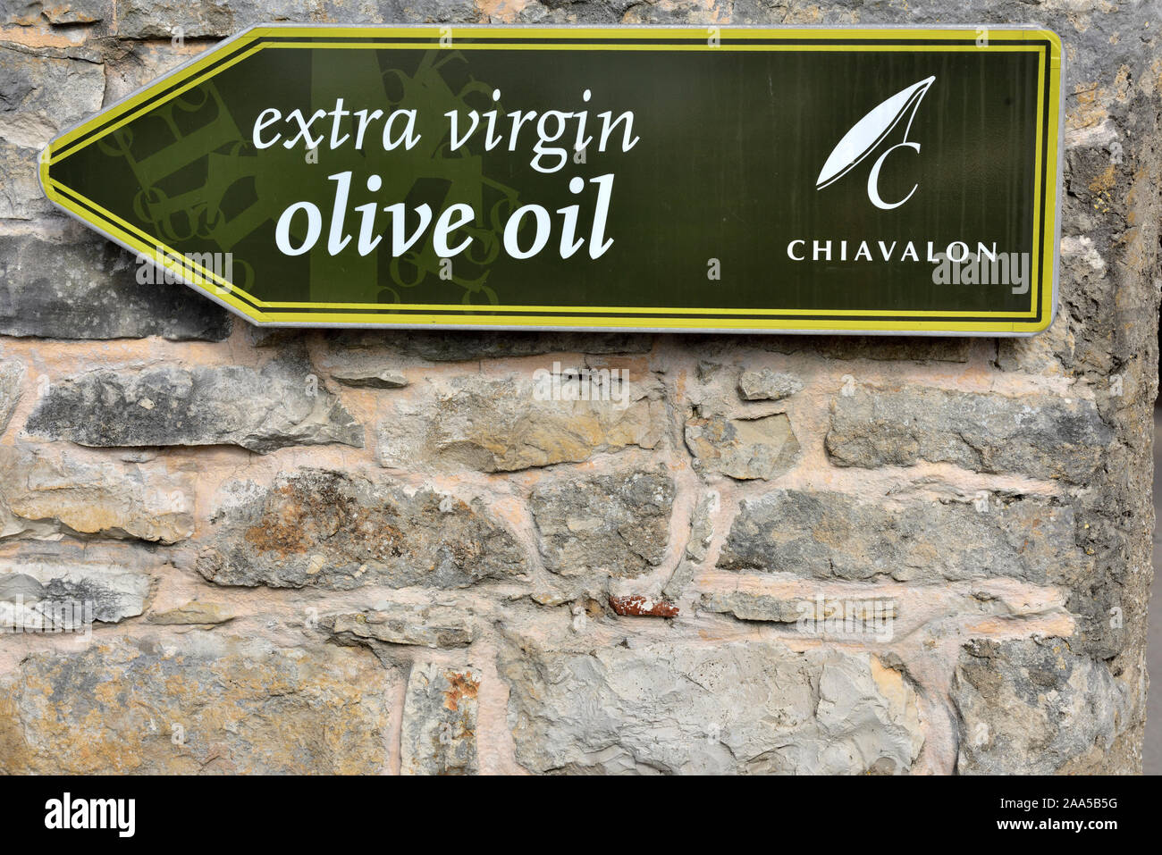 Olio Extra Vergine di Oliva segno da Chiavalon Olio d'oliva break sul muro di pietra, Dignano, Istria, Croazia Foto Stock