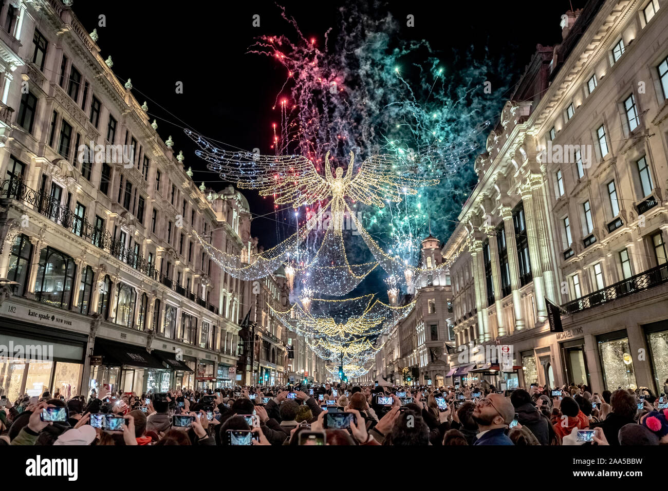 Londra, Regno Unito. 14 Nov 2019. Regent Street le luci di Natale accensione con fuochi d'artificio. Credito: Guy Corbishley/Alamy Live News Foto Stock