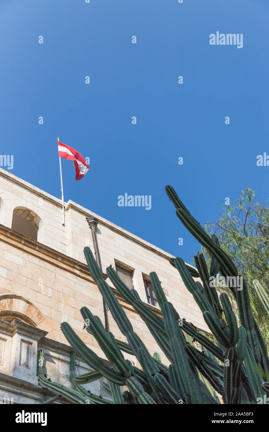 Ospizio austriaco a Gerusalemme, Israele. Bandiera austriaca e cielo blu, dettagli spazio copia Foto Stock