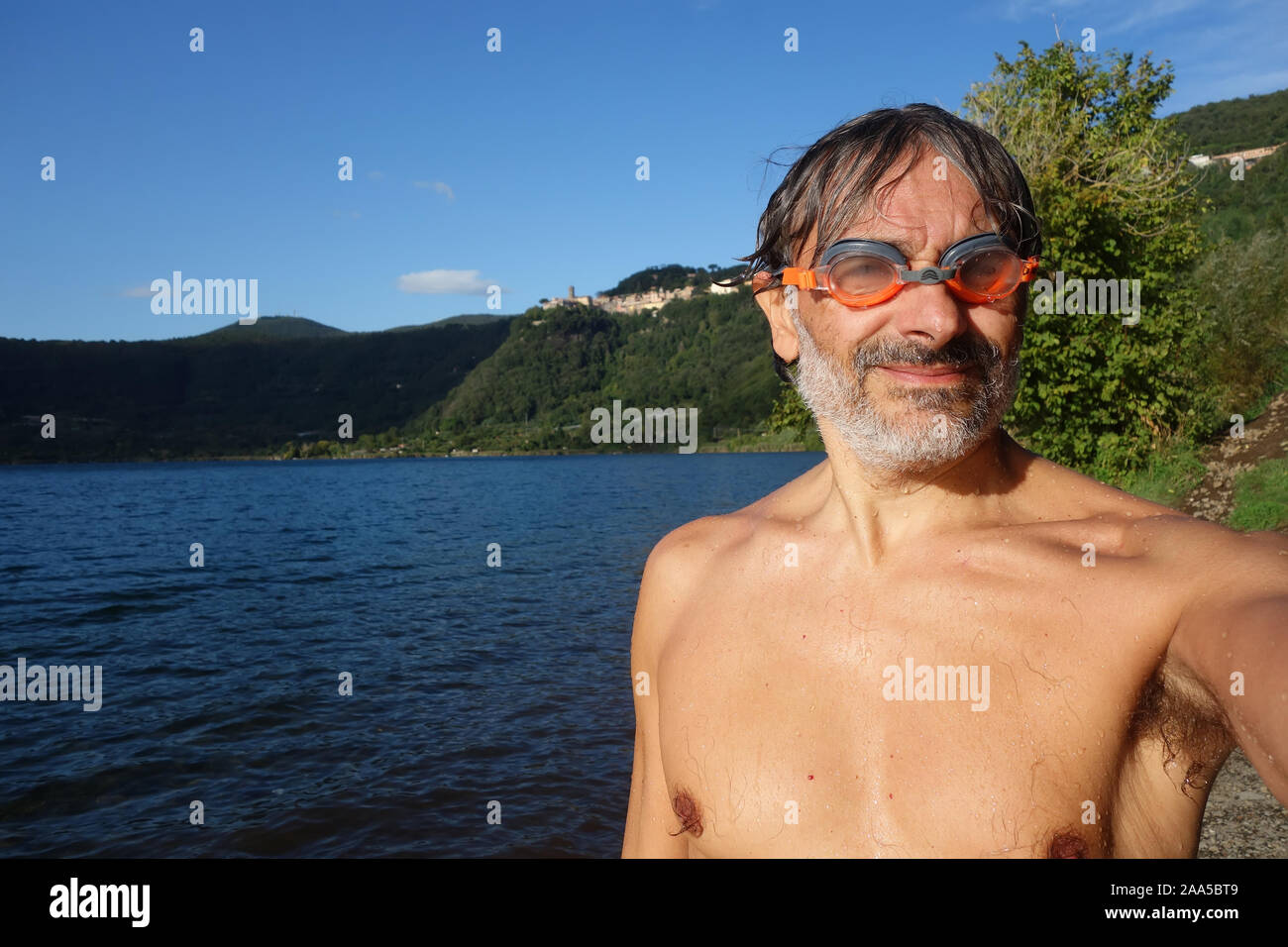 Sorridente senior nuotatore a NEMI LAGO, Italia Foto Stock