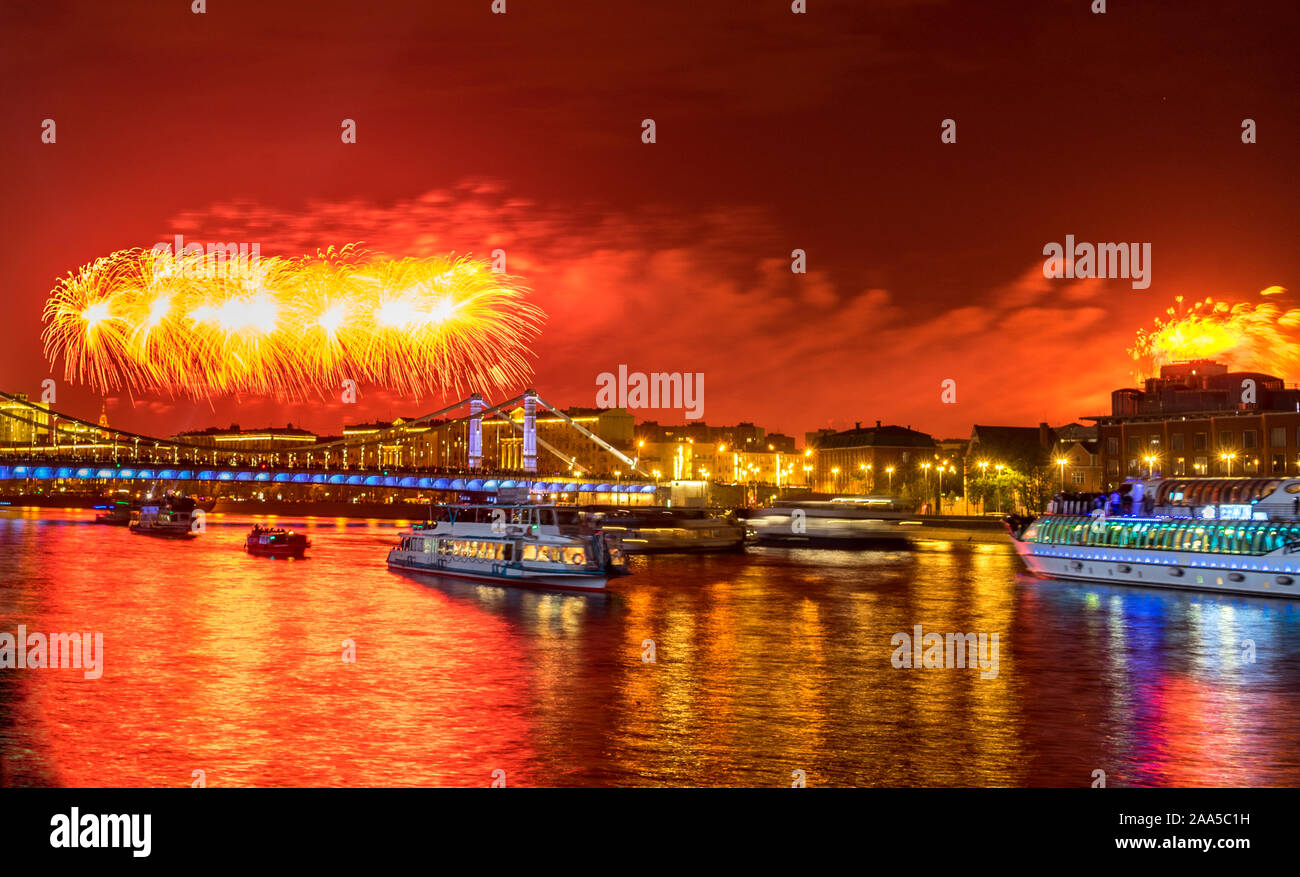 9 maggio 2019 vista la festosa fuochi d'artificio oltre il fiume di Mosca in onore del giorno della vittoria a Mosca. Foto Stock