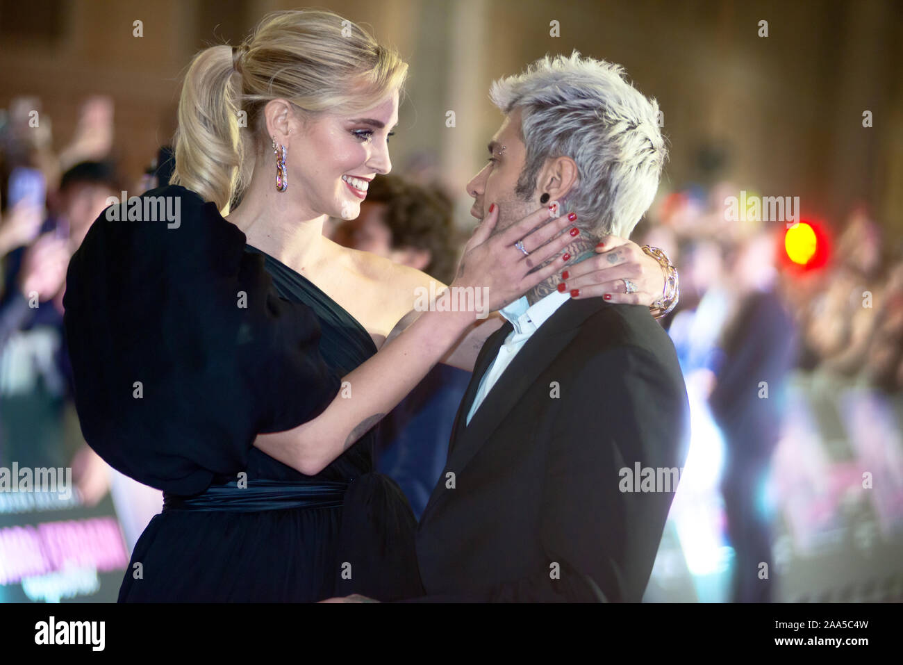 Chiara Ferragni e Fedez frequentando la première di 'Chiara Ferragni