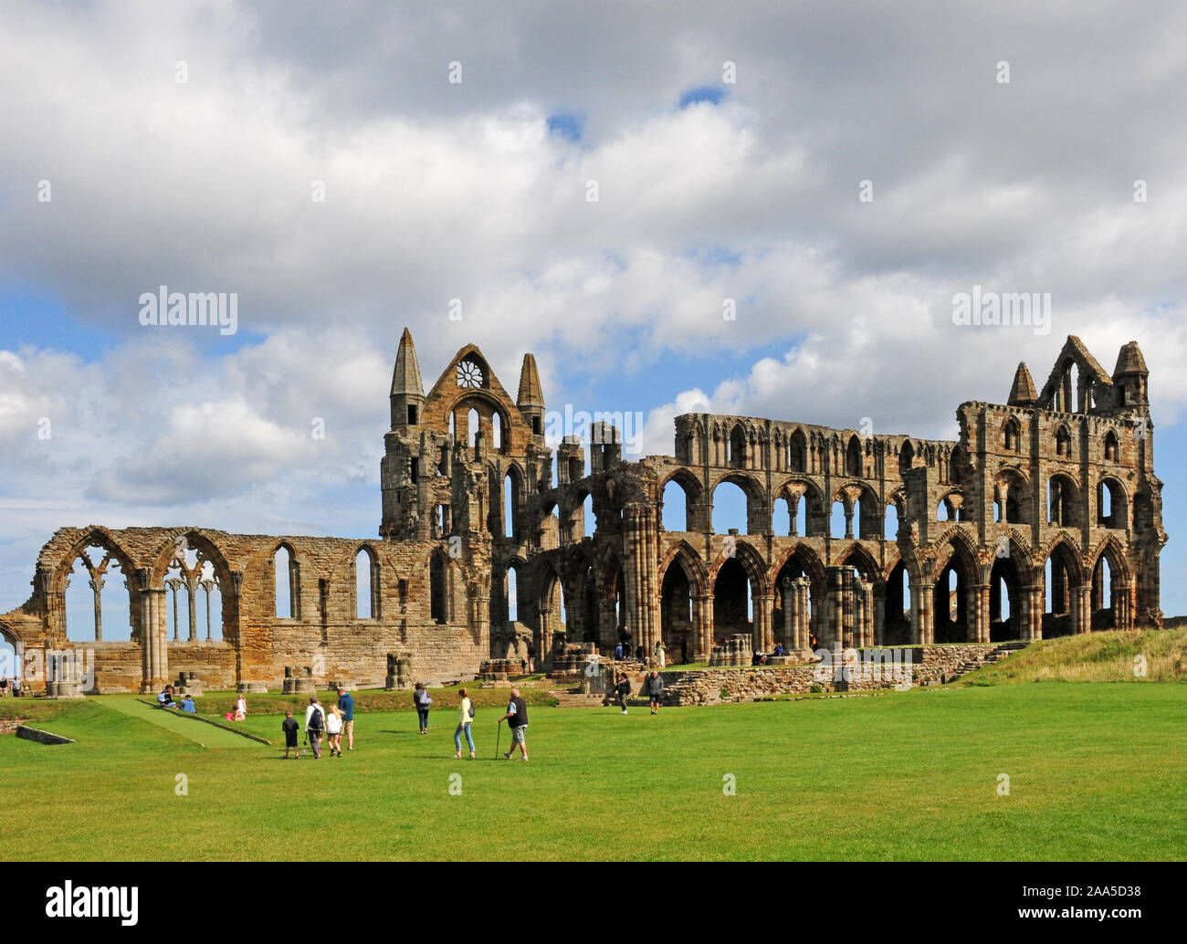 I visitatori a piedi verso Whitby Abbey. Foto Stock