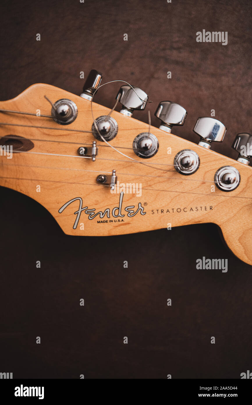 Roma, 17 novembre 2019. Elevato angolo di visione da vicino il concetto di musica di chitarra elettrica Fender Stratocaster testa e piroli vintage in vecchio stile Foto Stock