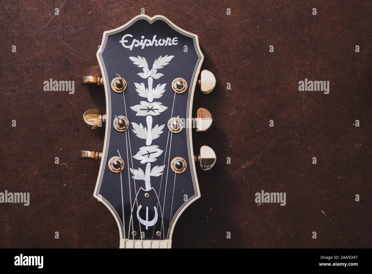 Roma, 17 novembre 2019. Elevato angolo di visione da vicino il concetto di musica di chitarra elettrica Epiphone testa e piroli vintage in vecchio stile Foto Stock