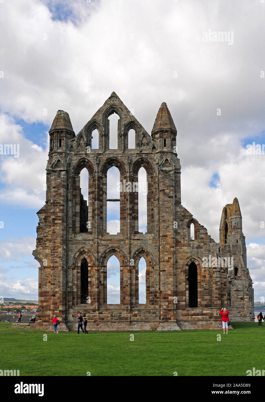 Whiby Abbey. I visitatori che desiderano round Foto Stock