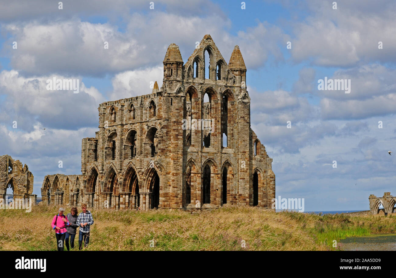 I visitatori a piedi da Whitby Abbey. Foto Stock