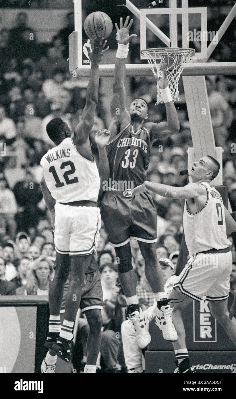 Charlotte Hornets #33 Alonzo lutto difende su Boston Celtics #12 Dominique Wilkins in azione di gioco con Celtics Eric Montross (a destra) al Boston Garden in Boston MA USA 1995 foto di bill belknap Foto Stock