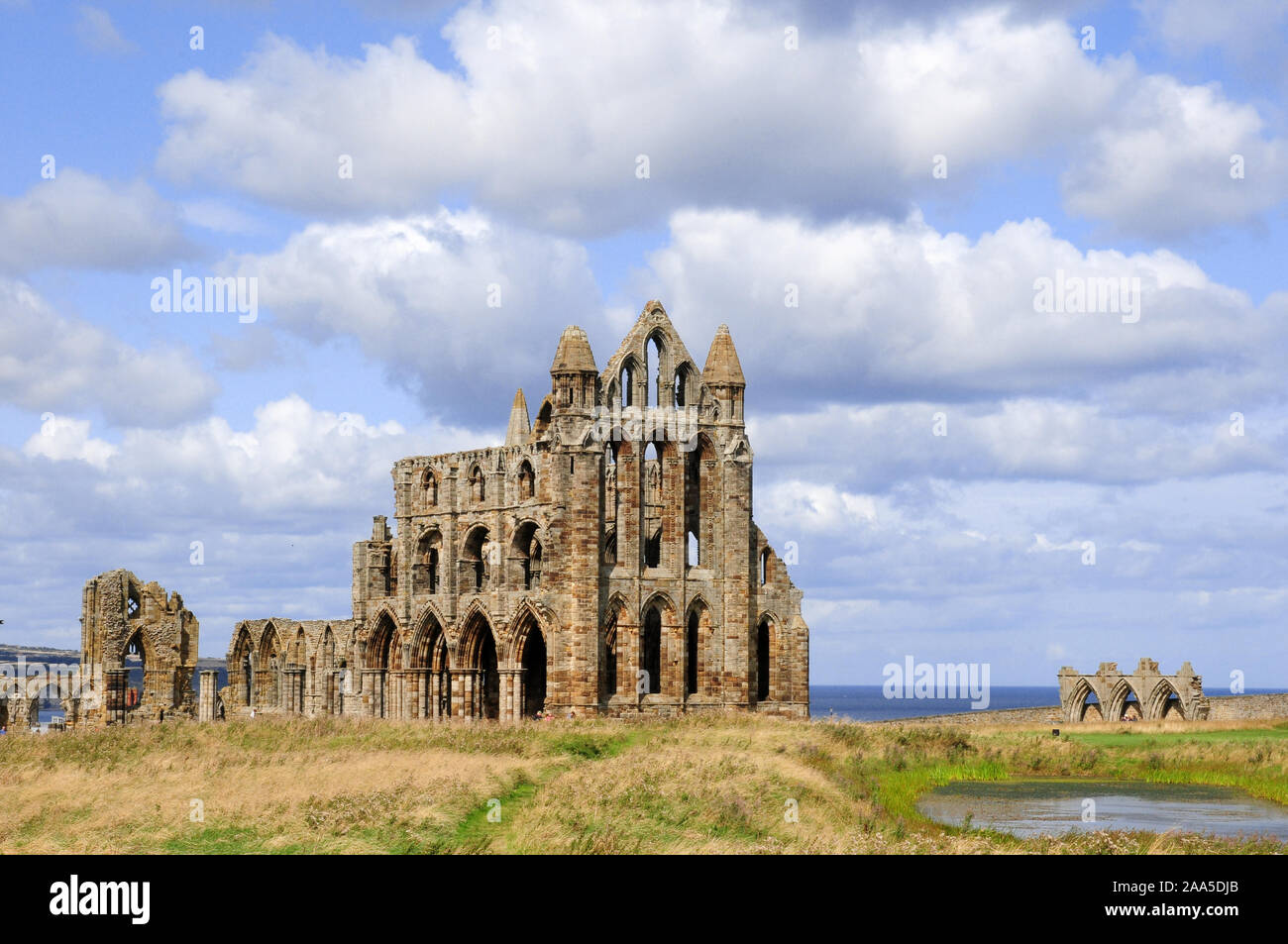 Whitby Abbey e archi. Stagno e mare. Foto Stock