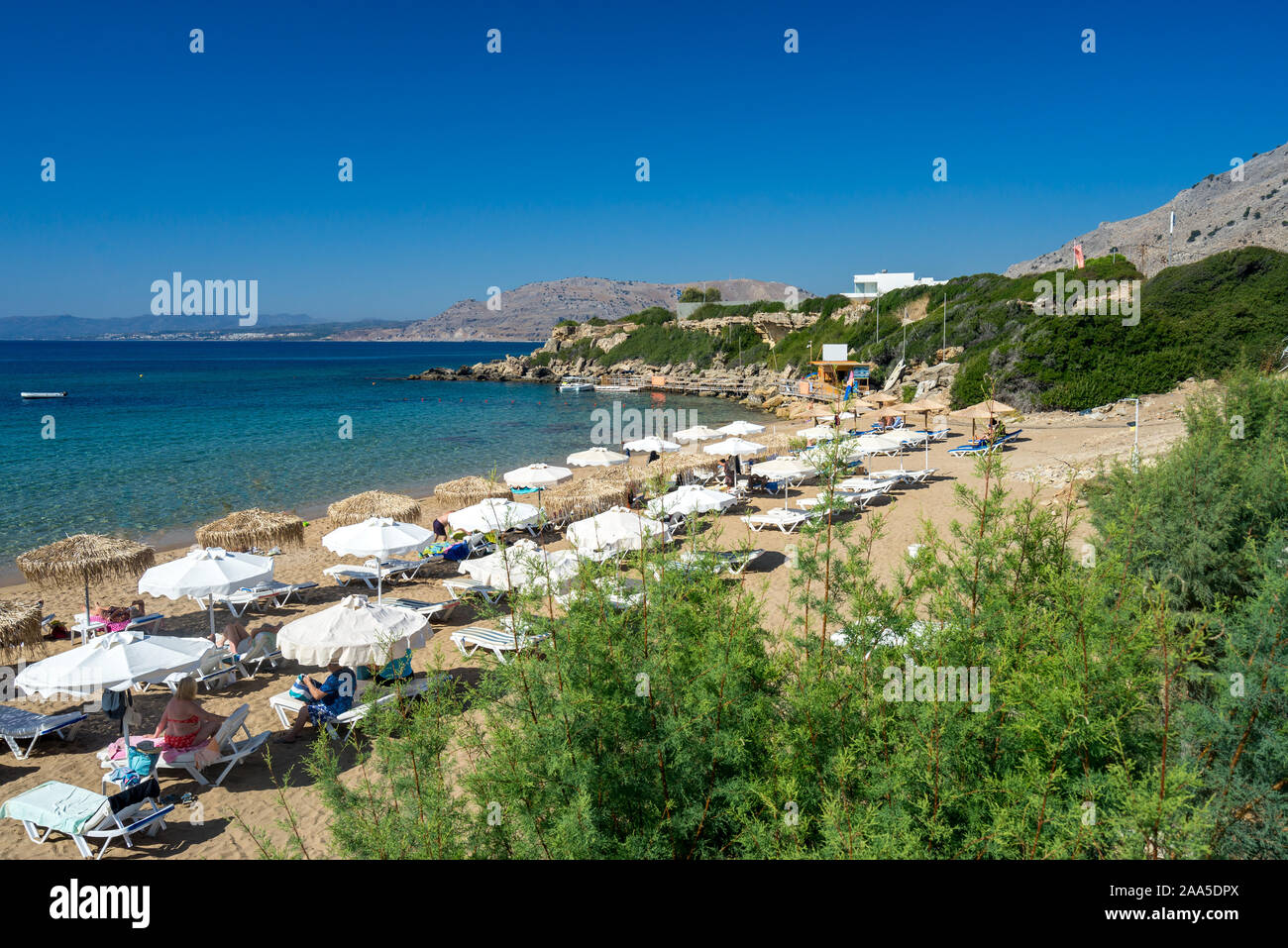 Bella giornata d'estate a Pefkos Beach o Pefki sull'isola greca di Rodi Grecia Europa Foto Stock