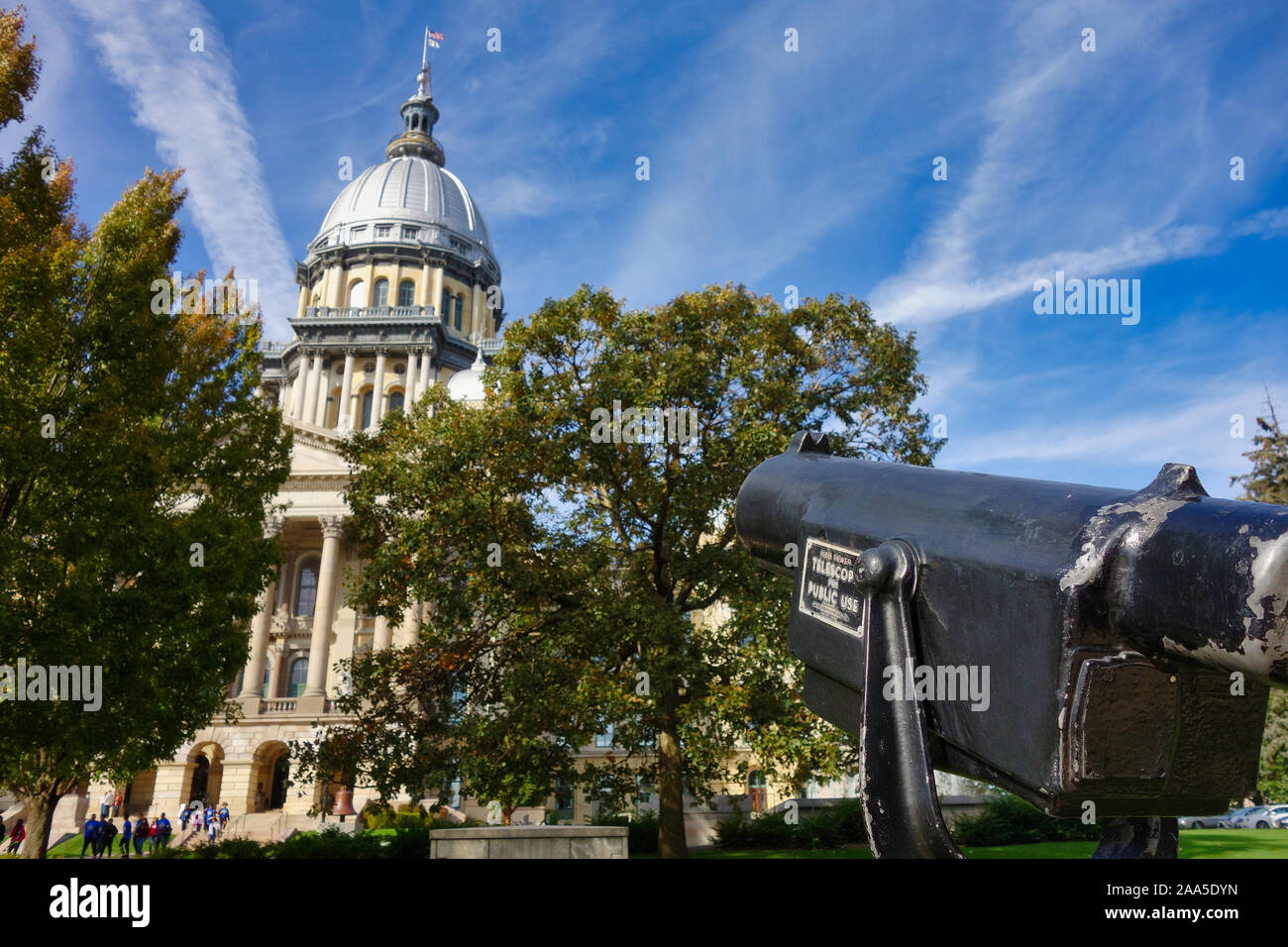 Telescopio puntato sull'Illinois State Capitol di Springfield Illinois, direttamente sul percorso 66 Foto Stock