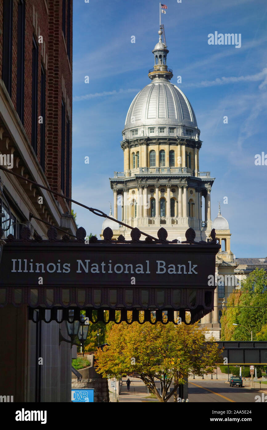 Illinois National Bank di fronte Illinois State Capitol di Springfield Illinois, direttamente sul percorso 66 Foto Stock
