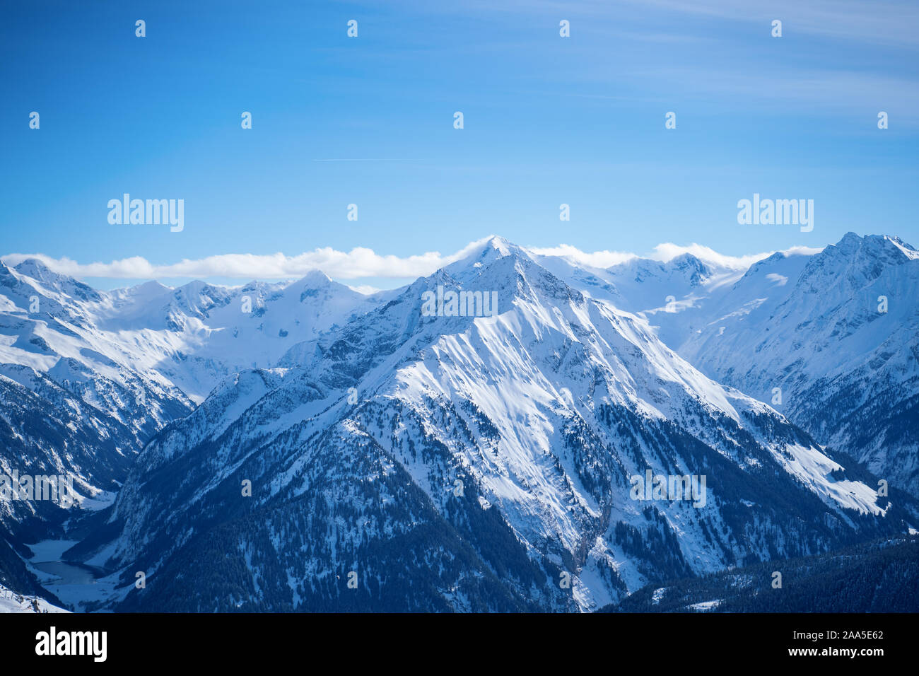 Foto del pittoresco altopiano con neve montagne e il cielo blu nel pomeriggio Foto Stock