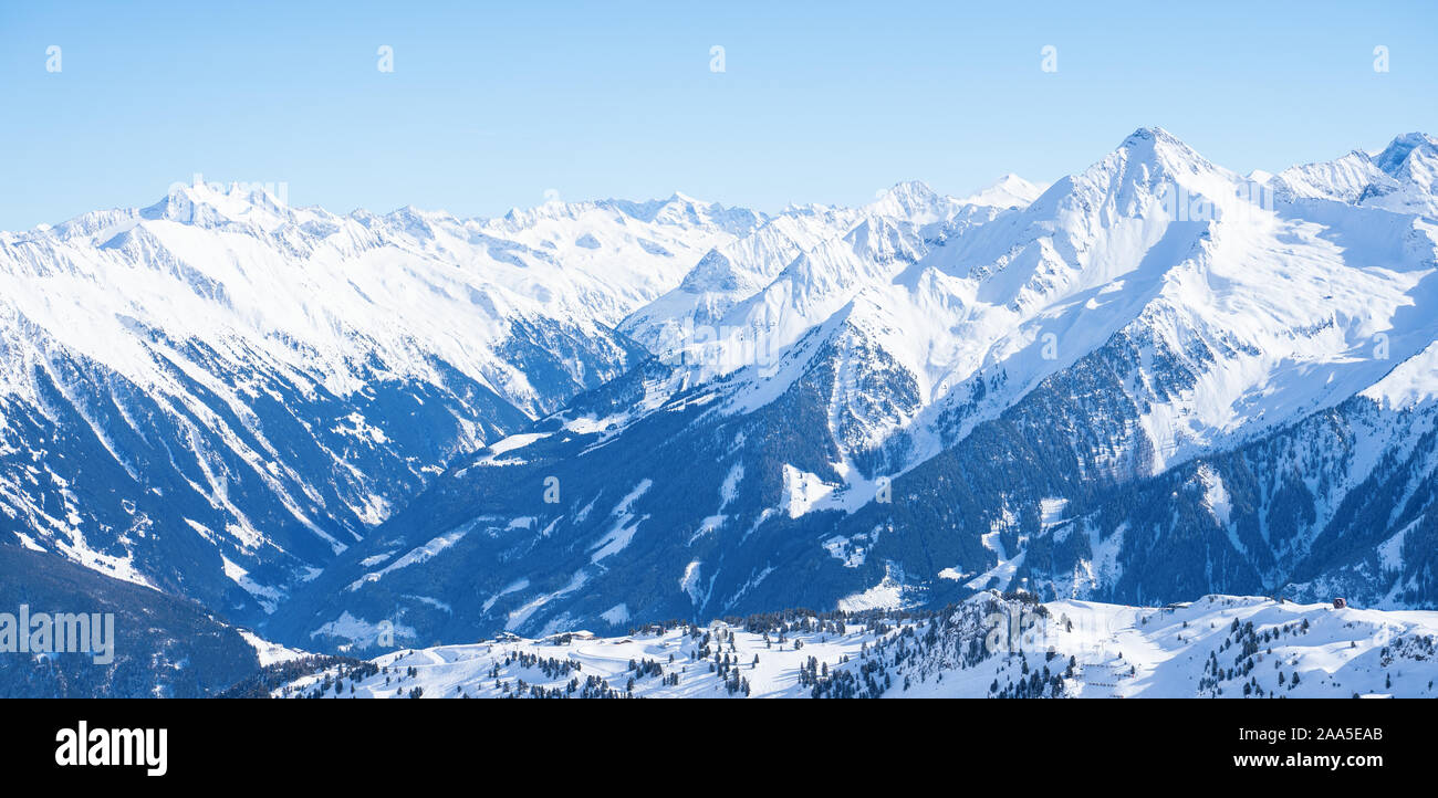 Foto del pittoresco altopiano con neve montagne e il cielo blu nel pomeriggio Foto Stock