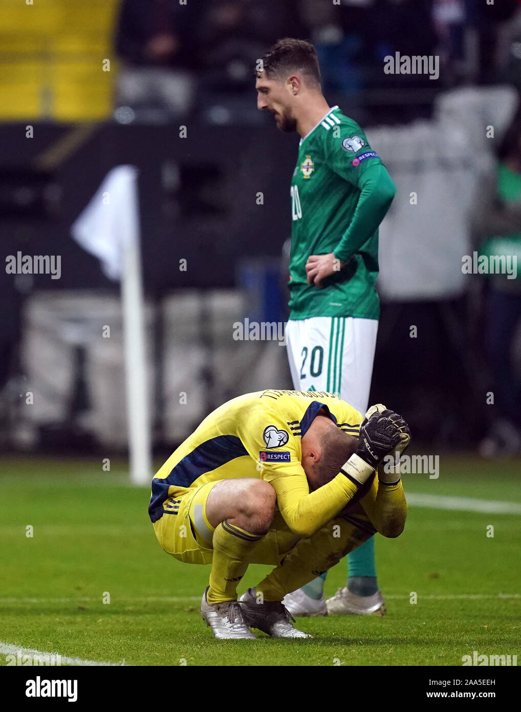Irlanda del Nord il portiere Bailey Peacock-Farrell appare sconsolato dopo il fischio finale durante UEFA EURO 2020 partita di qualificazione alla Commerzbank Arena di Francoforte, in Germania. Foto Stock