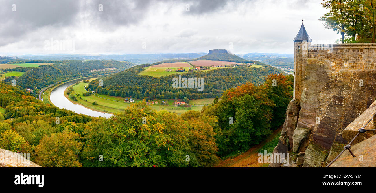 Antenna vista panoramica della valle dell'Elba e una torre di avvistamento del Konigstein fortezza, circondata da foreste sotto un cielo nuvoloso. In Sassonia, Germania. Foto Stock