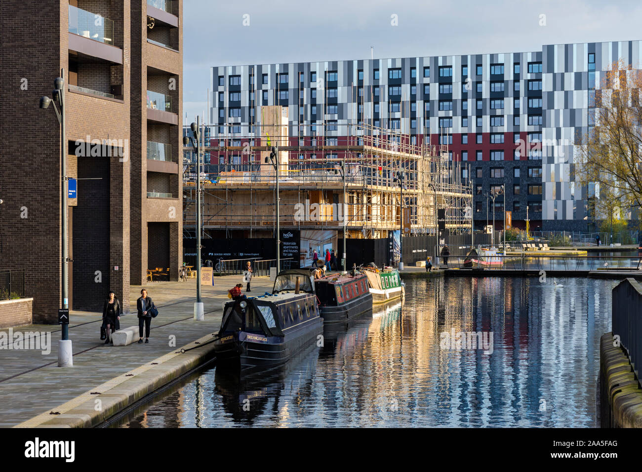 Il Mansion House palazzina in costruzione, New Islington, Ancoats, Manchester, Inghilterra, Regno Unito. I Tessitori appartamento Quay blocco dietro. Foto Stock