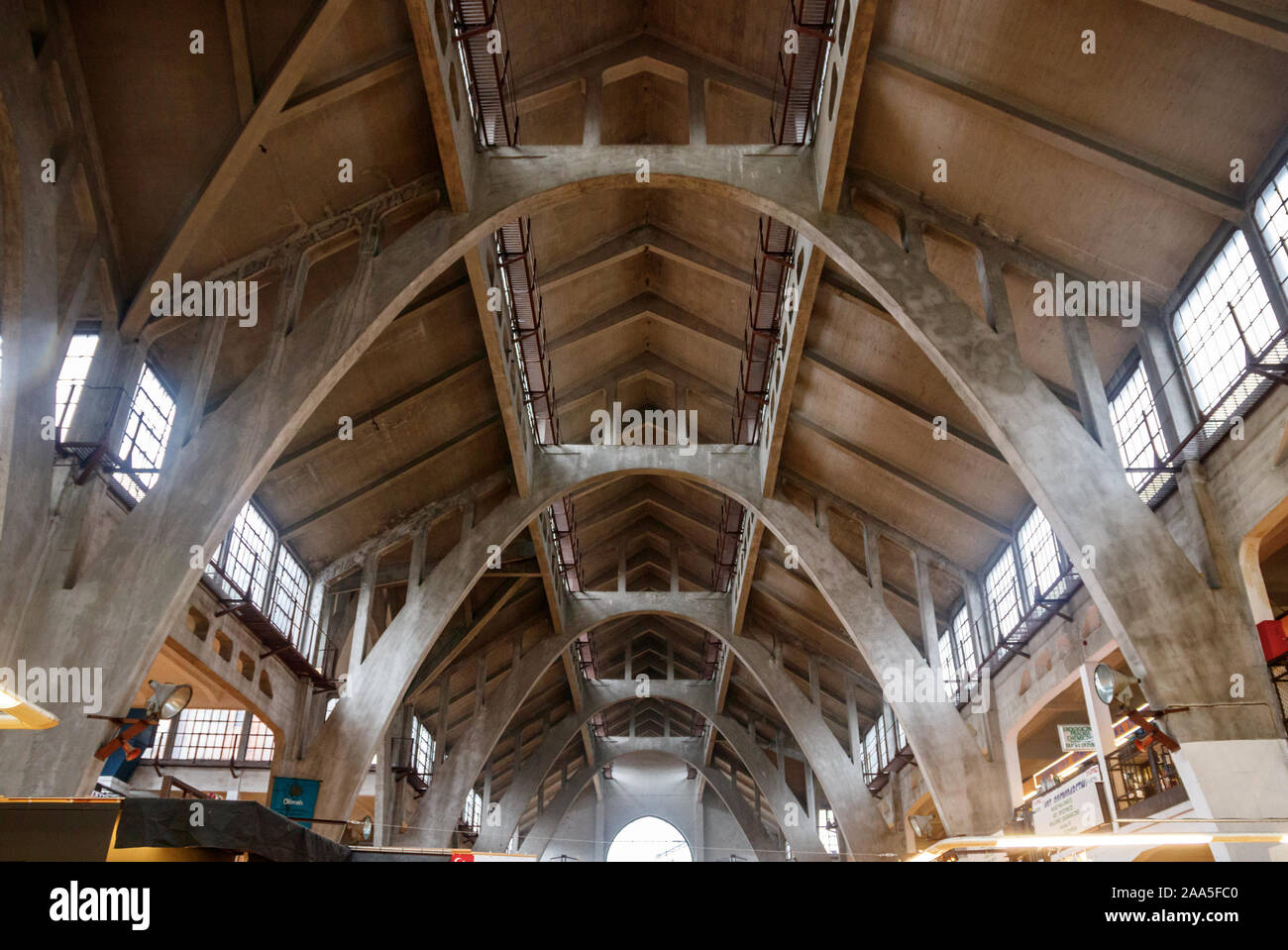 Soffitto e costruzione del tetto del mercato di Wroclaw hall. Alla sua costruzione la sala era renowend per la sua concreta capriate. Wroclaw, Polonia. Foto Stock