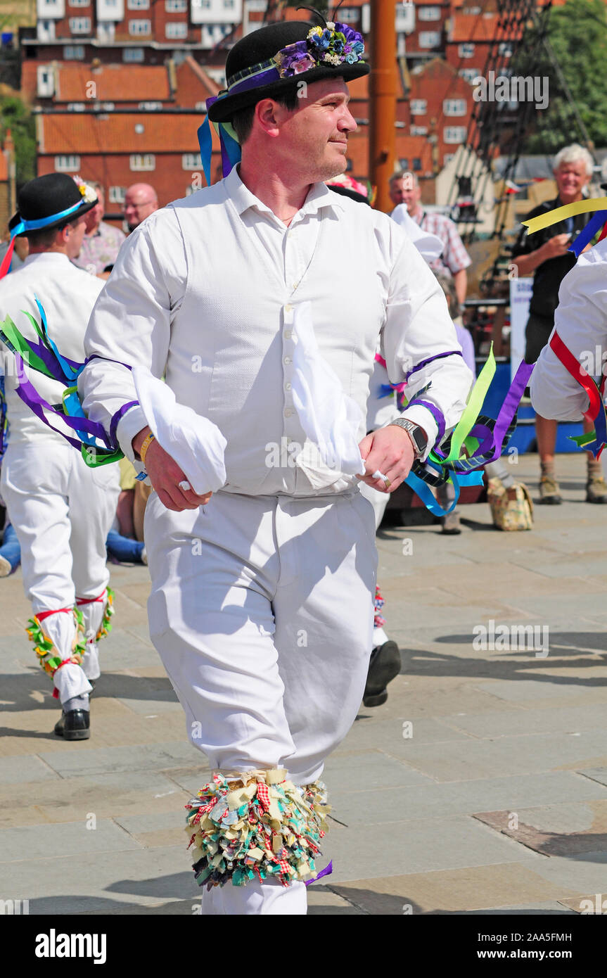 L uomo dal tradizionale Bampton Morris uomini ballo nella settimana della musica folk di Whitby. Foto Stock