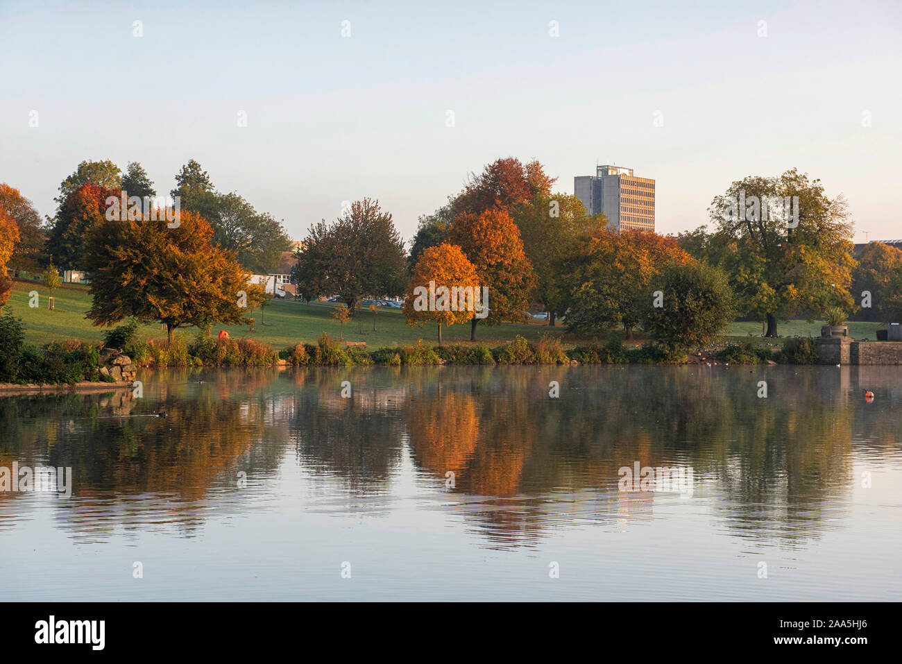 In autunno le riflessioni del mattino al Parco Highfields, Nottingham England Regno Unito Foto Stock