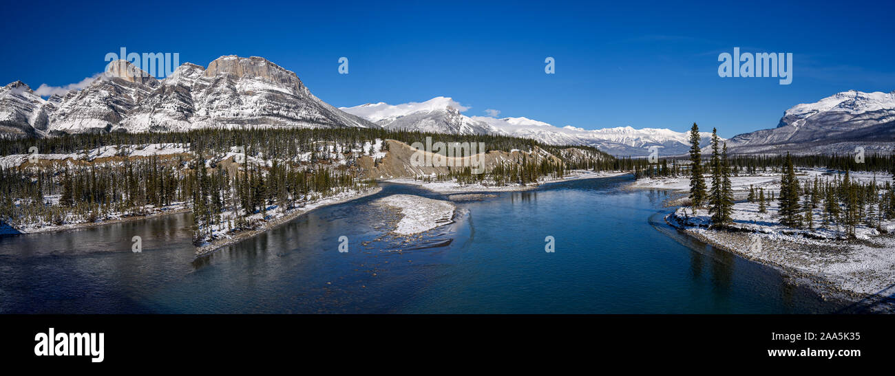 Opache acque turchesi del fiume Mistaya in Saskatchewan attraversamento fluviale lungo la Icefields Parkway, Alberta Foto Stock